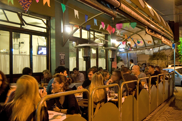 Ambiente do Bar e Choperia Heinz em Santos - noite movimentada