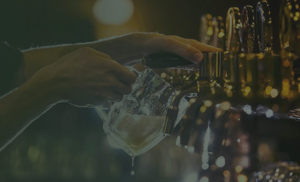 Mesa com petiscos e chopp no Bar Heinz - experiência gastronômica em Santos