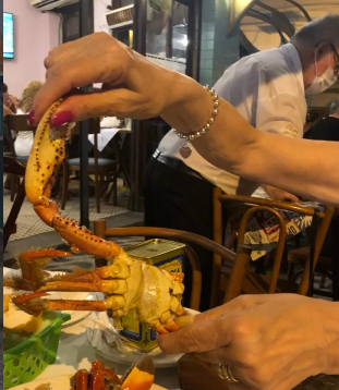 Porção de caranguejo servido no Bar Heinz - experiência gastronômica