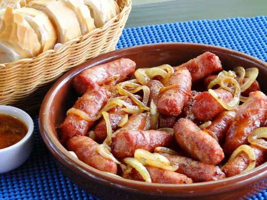Porção de comida do Bar Heinz - salsichão com acompanhamento