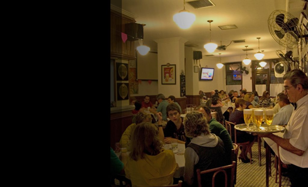 Chopp cremoso sendo servido - tradição do Bar Heinz desde 1960