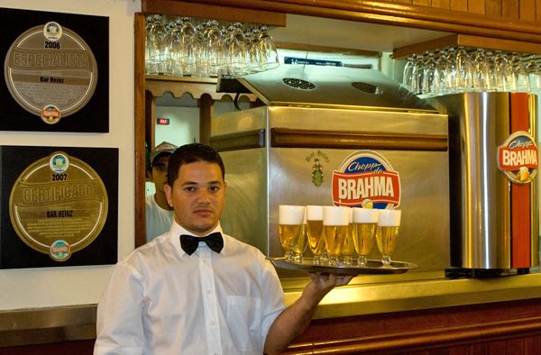 Bartender do Bar Heinz servindo chopp em taças Trianon