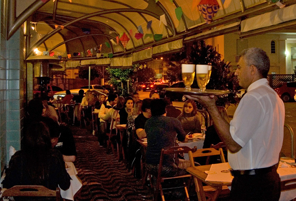 Garçom servindo chopp no Bar Heinz - tradição e atendimento