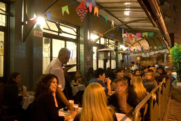 Salão interno do Bar Heinz - mesas preparadas e ambiente clássico