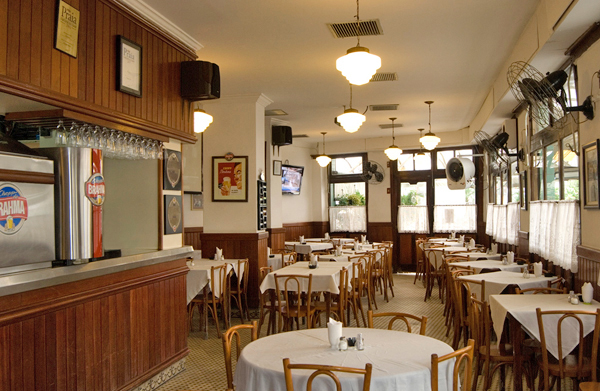 Interior do Bar Heinz com clientes jantando - ambiente acolhedor em Santos